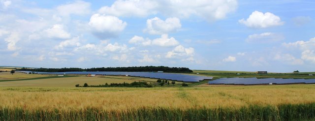 Photovoltaikanlage in Landschaft eingebettet