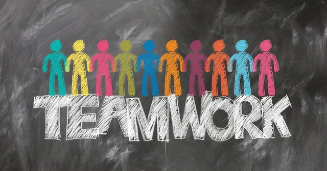 Schriftzug Teamwork mit Kreide an Tafel