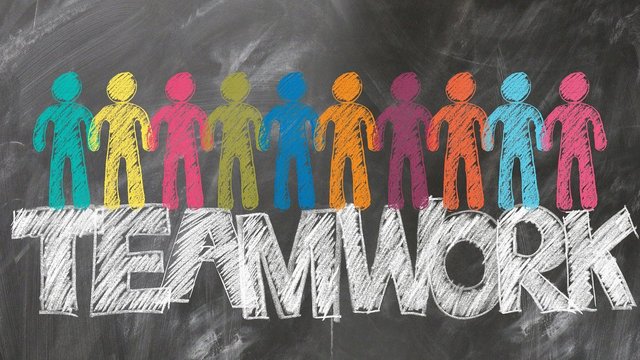 Schriftzug Teamwork mit Kreide an Tafel